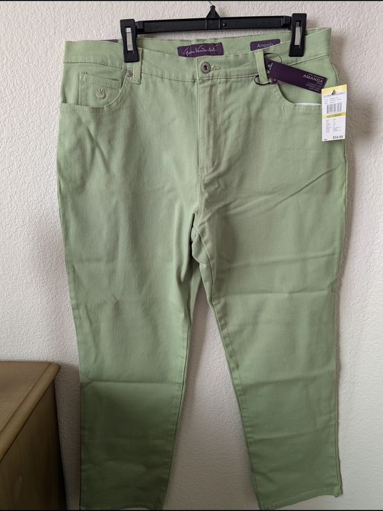 Gloria Vanderbilt Denim - Gloria Vanderbilt Amanda Straight-Leg Jeans in Light Green